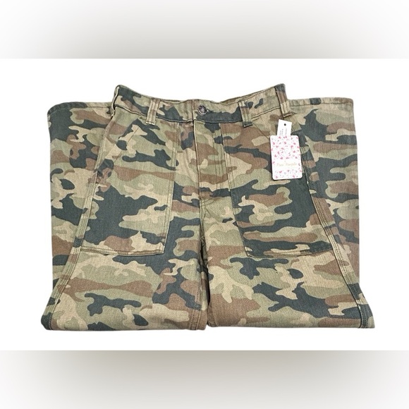 🔥NWT! FREE PEOPLE!! CAMOUFLAGE JEANS!! A MUST HAVE! TRENDING!!🔥 - Picture 15 of 15